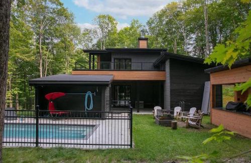 Potton Ski Chalet | Mont Owl's Head - Sauna - Spa - Inground Pool