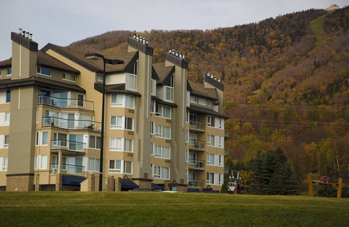 Beaupre Apartment | Mont Sainte Anne, Massif de Charlevoix, studio ski IN ski OUT Quebec city