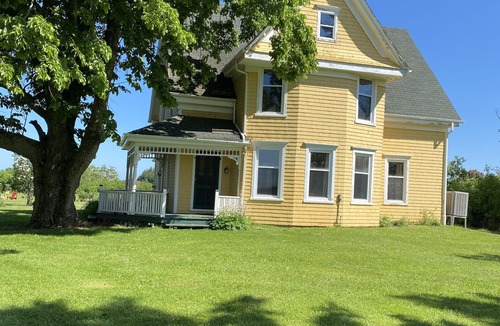 Princetown House | Montgomery House By The Sea &/or Carriage House - 8 Acres With Bay Views