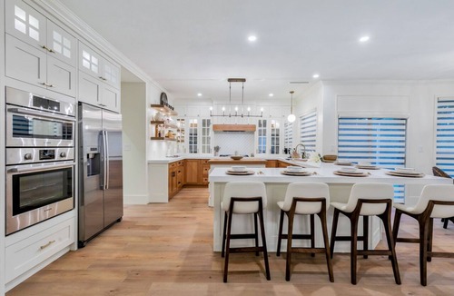 Richmond House | MONTHLY FURNISHED RENTAL & LUXURY HOUSE - 4 BED & 4.5 BATH & HOME THEATRE