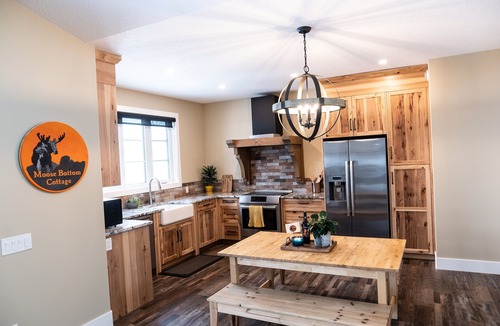 Cochrane Cottage | Moose Bottom Cottage/entire home/pet/garage