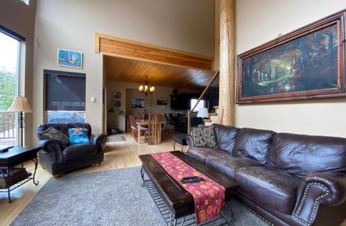 Fairways Ski Chalet | Morrisey Chalet at Sun Peaks