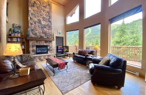Fairways Ski Chalet | Morrisey Chalet at Sun Peaks