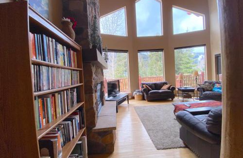 Fairways Ski Chalet | Morrisey Chalet at Sun Peaks