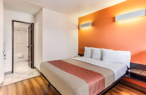 South Lethbridge Hotel | Motel 6 Lethbridge, AB