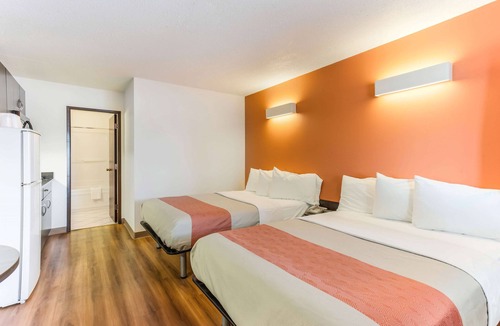 South Lethbridge Hotel | Motel 6 Lethbridge, AB