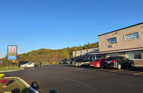 Sudbury Hotel | Motel 6-Sudbury, ON