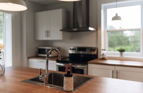 Saint-Leonard-de-Portneuf House | Mountain View, Hot Tub, Trail Access, Spa