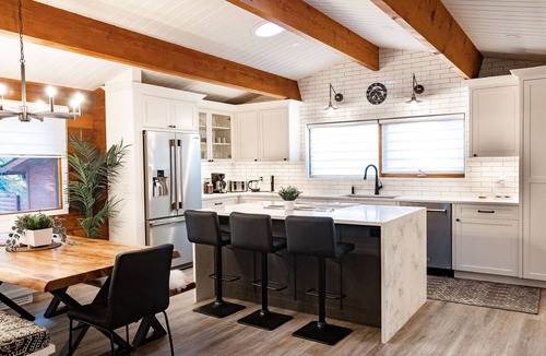 Bragg Creek Cabin | Mountain Cabin w/Gym/Sauna 5mins to hike/bike/ski trails & local shopping/dining