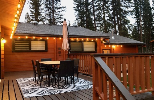 Bragg Creek Cabin | Mountain Cabin w/Gym/Sauna 5mins to hike/bike/ski trails & local shopping/dining