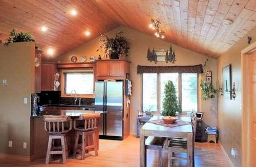 Jasper East House | Mountain Chalet | PRIVATE Pool & Hot Tub | 2-min DRIVE to Jasper National Park