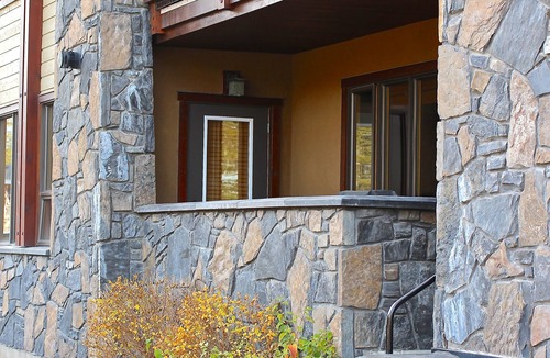 Canmore Condo | Mountain + Creek View. 5 Min Walk To Main Street