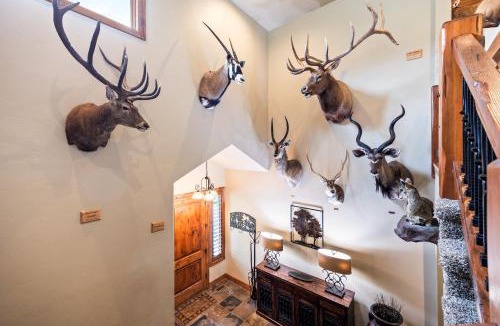 Summit Park House | Mountain Luxury, Sleeps 10, Private Hot Tub, 15 Min to Canyons, Ideal for Family Getaways!