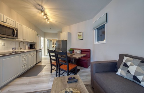 East Kootenay House | Mountain Nest King 1 bedroom, sleeps 4: Unit 2005B