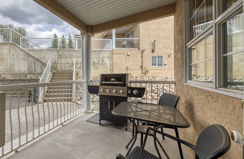 East Kootenay House | Mountain Nest King 1 bedroom, sleeps 4: Unit 2005B