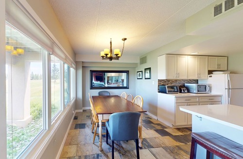 The Blue Mountains Condo | Mountain retreat with a balcony, grill, fireplace & tennis access - walk to lift