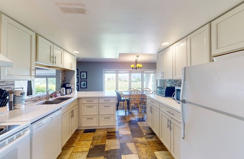 The Blue Mountains Condo | Mountain retreat with a balcony, grill, fireplace & tennis access - walk to lift