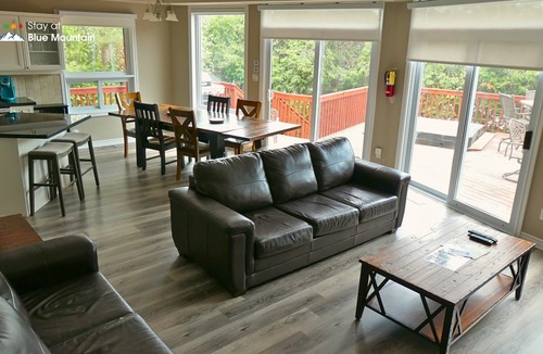 The Blue Mountains Ski Chalet | Mountain Views, Steps to BM Village, Hot Tub, BBQ