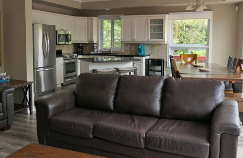 The Blue Mountains Ski Chalet | Mountain Views, Steps to BM Village, Hot Tub, BBQ