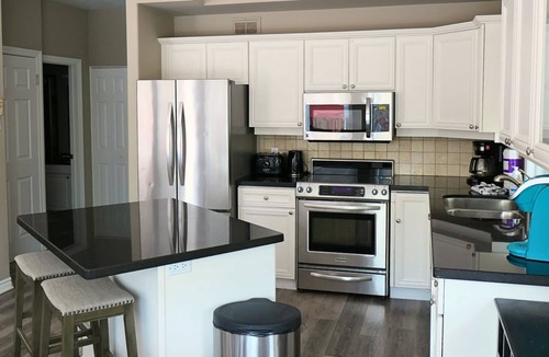 The Blue Mountains Ski Chalet | Mountain Views, Steps to BM Village, Hot Tub, BBQ
