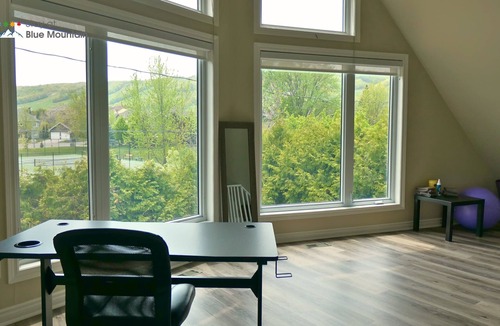 The Blue Mountains Ski Chalet | Mountain Views, Steps to BM Village, Hot Tub, BBQ