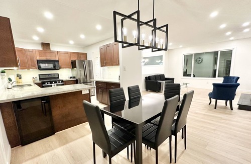 Squamish House | Mountain View, 5BDR, Patio and Hot Tub! Creek In the Backyard!