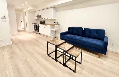 Squamish House | Mountain View, 5BDR, Patio and Hot Tub! Creek In the Backyard!