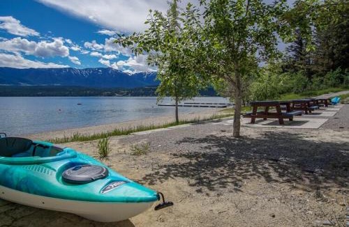 East Kootenay House | Mountain View Hideaway - BBQ, Beach Access