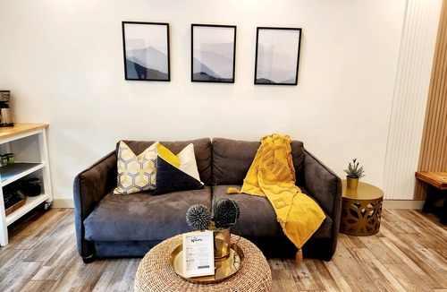 Harvie Heights House | Mountain View Lodge for Groups - free parking- 4 suites