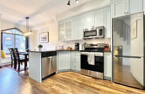 Canmore Ski Chalet | *Mountain View * NewlyReno luxury 2 BR/2BA chalet w/AC, pool open year round