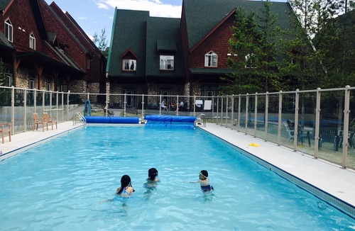 Canmore Ski Chalet | *Mountain View * NewlyReno luxury 2 BR/2BA chalet w/AC, pool open year round