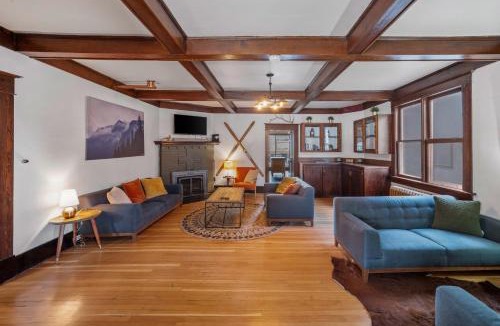 Banff House | Mountain View Retreat in the heart of Banff - Massive House Sleeps 23