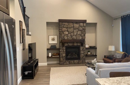 Harrison Mills House | Mountain view suite in Harrison Highland