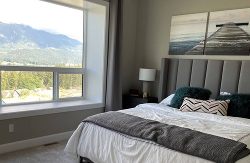 Harrison Mills House | Mountain view suite in Harrison Highland