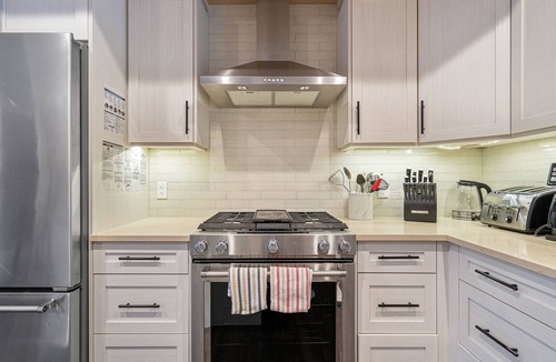 Canmore House | Mountain Views! Art! Luxurious 5Brs/4.5Ba Townhome, Hot Tub, Canmore for 12