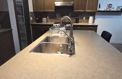 Cochrane House | Mountain views Family Home 4BDR NEAR BANFF! Ski fun