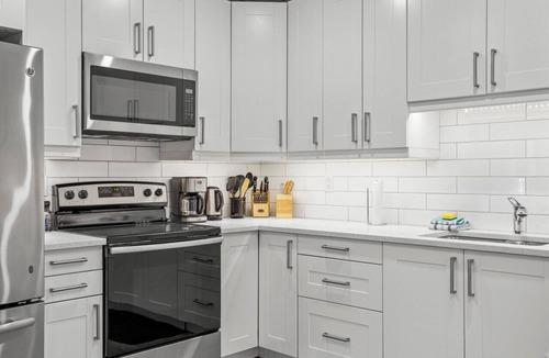 Canmore Apartment | Mountain Views | Spacious 1 Bed | Central Location