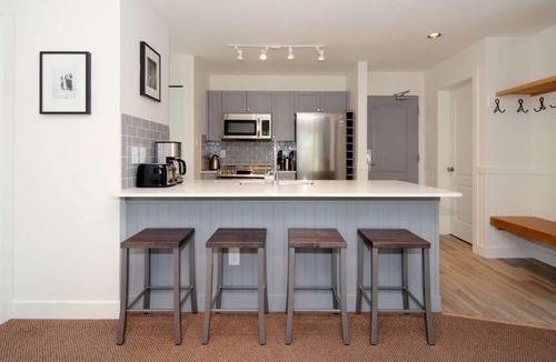Village North Condo | MOUNTAIN VIEWS + VILLAGE LOCATION! Professionally Managed + Cleaned