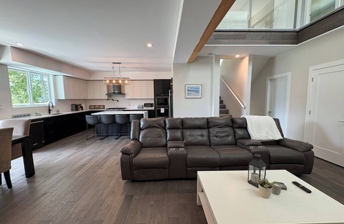 Anglemont House | Mountainside Lodge Shuswap Retreat/Lakeview Deck/Theatre Room/Sauna