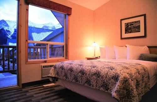 Harvie Heights House | MountainView -PrivateChalet Sleep7- 5min to DT Vacation Home
