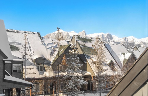 Cougar Creek Ski Chalet | MS135- Sleep 8, 2BD, 2BT, Pool, Hot Tub, Coin Laundry, Parking Canmore Townhome