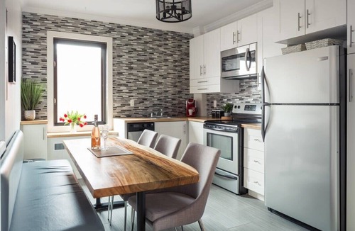 Plateau Mont Royal Apartment | MTLVR #04 | Live like a local, sunny patio, A/C