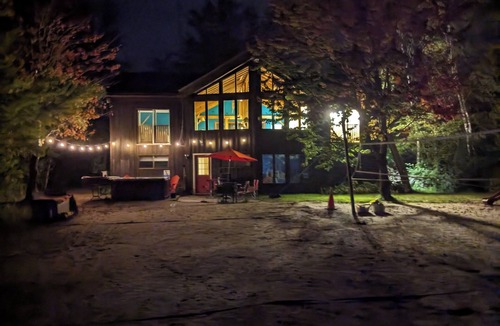 Washago Cottage | Muskoka 4 season Chalet: Beach Vball, Hot tub, Gourmet Cooking, more!