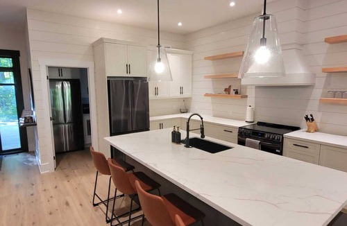 Lake of Bays Cottage | Muskoka Luxury Cottage Retreat | Beach, Hike, Golf, Ski, Provincial Parks & Town