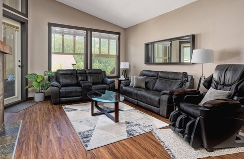East Kootenay Condo | MVP Rentals. Top Floor Penthouse! Prime Location!