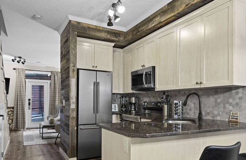 Cougar Creek Ski Chalet | ★Mystic Chalet★King Bed★Heated Pool&HotTub★Clean!