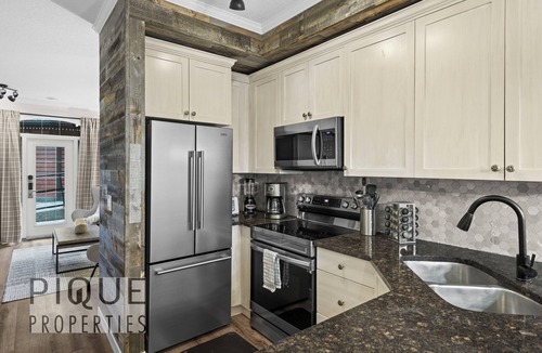 Cougar Creek Ski Chalet | ★Mystic Chalet★King Bed★Heated Pool&HotTub★Clean!