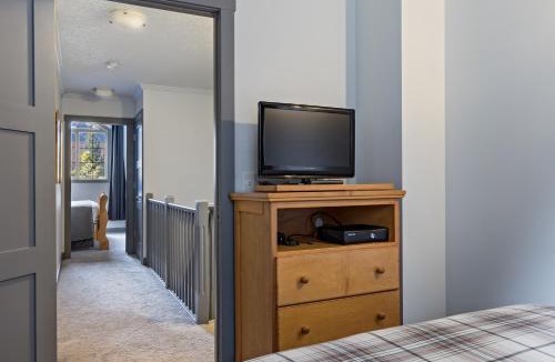 Canmore Apartment | Mystic Pool & Hot tub Hosted by Little Sister Getaways