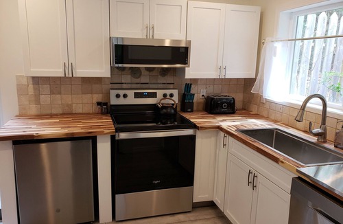 Regional District of Nanaimo Apartment | Nanoose Garden House: hideaway in the woods minutes to the beach