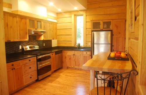 Mount Robson Cabin | Natural Log Lodge in Mt. Robson Park Near Jasper National Park, Alberta